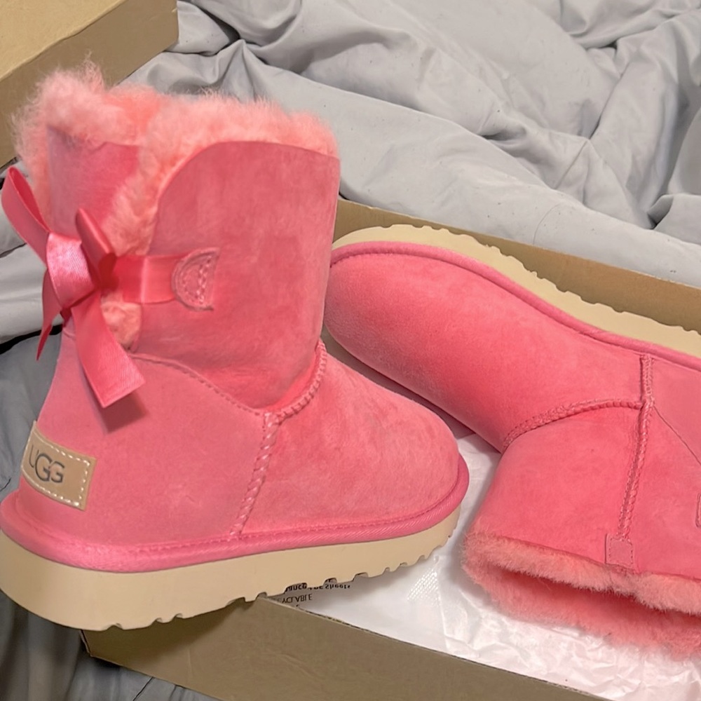 PINK UGGS WITH BOW